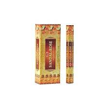 Bâtons d’Encens Hexa Santal Rose – L’Harmonie Parfumée du Bois de Santal et de la Rose Les bâtons d’encens Santal Rose Hexa offrent une fusion unique entre le bois de santal mystique et la douceur envoûtante de la rose. Ce mélange raffiné crée une atmosphère de paix, d’équilibre et d’énergie positive dans votre maison ou espace de travail. Fabriqués à la main avec des ingrédients naturels, ces bâtons diffusent un parfum intense et durable qui apporte une sensation de calme intérieur. Parfaits pour les séances de méditation, de yoga, d’aromathérapie ou de relaxation, les encens Santal Rose aident également à éliminer les mauvaises odeurs, rafraîchir l’air et favoriser la concentration mentale. Caractéristiques du produit : Boîte hexagonale contenant 20 bâtons Fabrication artisanale à base d’ingrédients naturels Durée de combustion : environ 30 à 40 minutes Idéal pour une utilisation quotidienne Laissez entrer les senteurs bienfaisantes de la nature dans votre intérieur avec les bâtons d’encens Santal Rose Hexa. - 2